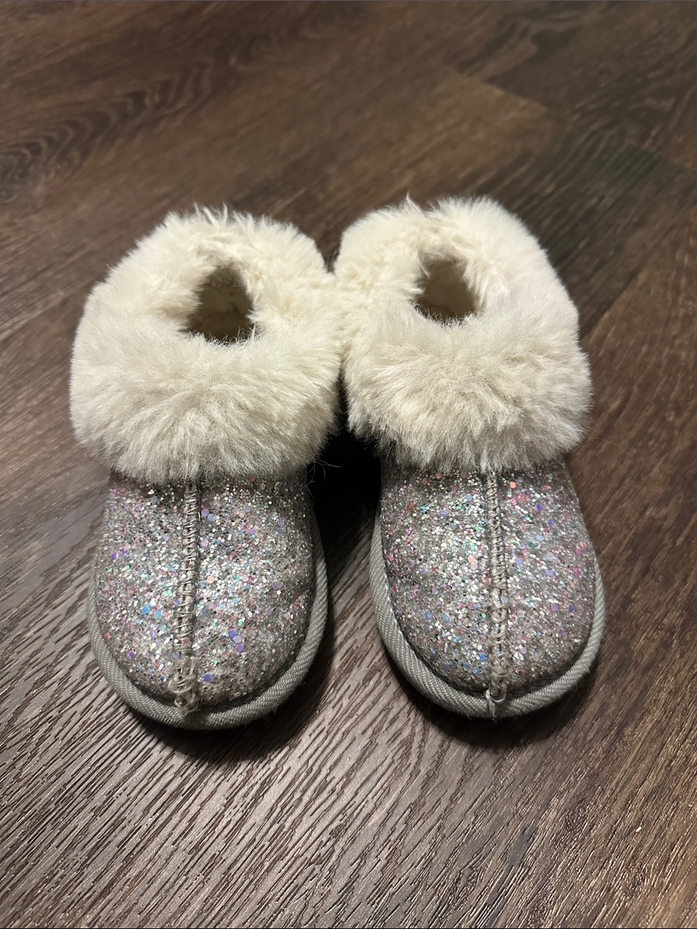 Cat & Jack Girls Glitter Moccasin Slippers with Cream Faux Fur